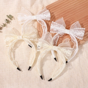 Set mit vier Spitzen-Haarreifen für Mädchen in Weiß und Beige mit Stickerei