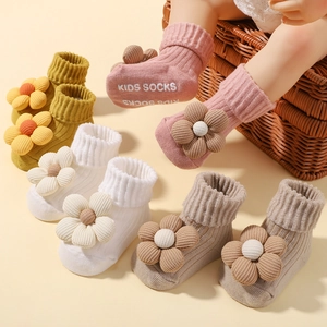Baby Socken Set aus Baumwolle mit großen 3D-Blumen und rutschfester Sohle in vier Farben