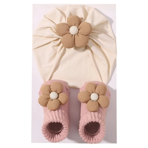 Baby-Set aus Mütze und Socken mit großen Stoffblumen in Beige und Rosa Tönen