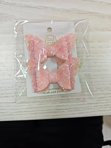 Détail de barrettes papillon roses scintillantes faites à la main pour petites filles