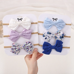 Détail d'un lot de six bandeaux bébé avec nœuds en coton et lin aux motifs variés