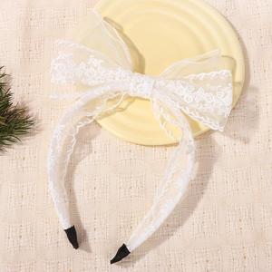 Bandeau en dentelle blanche pour bébé avec broderie florale et longs rubans à pompons