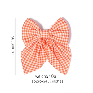 Détail du nœud papillon à carreaux vichy orange et blanc avec dimensions de 5,5 pouces