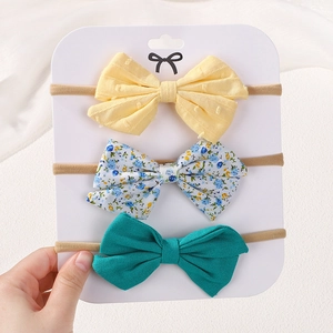 Ensemble détaillé de trois bandeaux à nœuds en lin et coton pour bébés aux couleurs variées