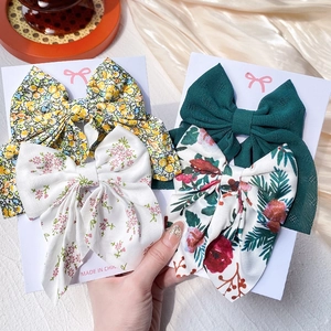 Lot de quatre barrettes à nœuds en tissu aux motifs floraux et couleurs unies