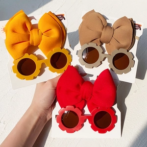 Détail de bandeaux à nœud pour bébé et lunettes de soleil fleur en couleurs vives