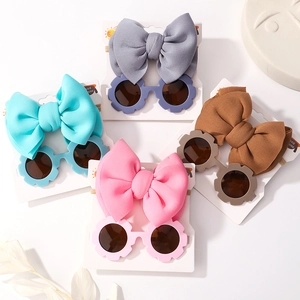 Vue détaillée des lunettes de soleil fleurs pour enfants et bandeaux à nœuds assortis