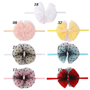Détail de sept couleurs de bandeaux pour bébés avec nœuds en maille à pois