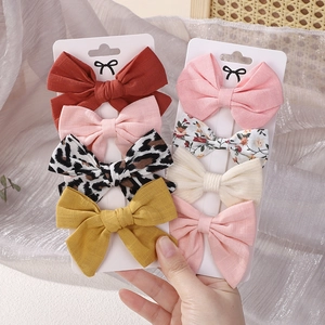 Détail du lot de 8 barrettes à nœuds avec motifs floraux et léopard sur cartes