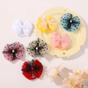 Lot de six chouchous colorés avec nœuds en résille à pois pour filles sur plateau