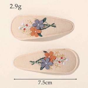 Lot de deux barrettes à cheveux en tissu brodé avec motifs floraux et bords festonnés