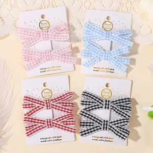 Détail de barrettes à carreaux en quatre couleurs sur des cartes de style fait main