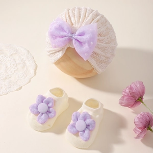 Ensemble bonnet et chaussettes en dentelle pour bébé avec nœud violet et perles