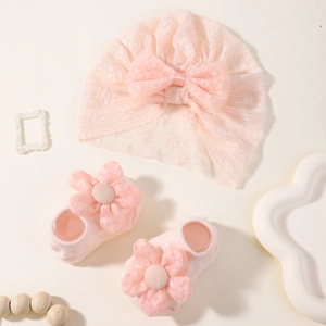 Ensemble bébé avec bonnet en dentelle rose et chaussettes à fleurs élégantes