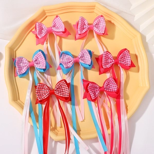 Détail d'un lot de barrettes à nœuds double épaisseur avec motifs à carreaux et glands