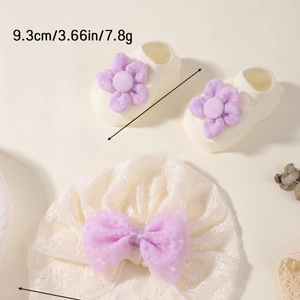 Ensemble bébé avec bonnet en dentelle crème et chaussettes tricotées aux détails de nœuds