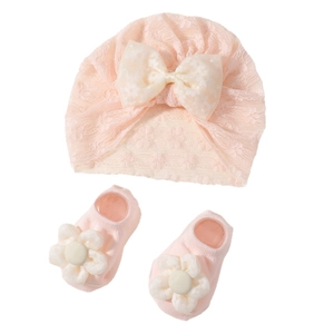 Ensemble bébé avec bonnet en dentelle rose et chaussettes à nœuds et fleurs