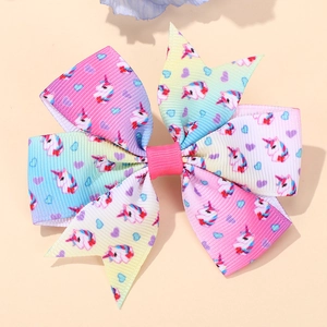 Détail du nœud en ruban gros-grain avec motifs licorne et arc-en-ciel pour enfants