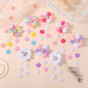 Barrettes à fleurs avec de longs pompons et des perles pour filles en huit coloris variés