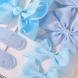 Set di fermagli per capelli con fiocco in nastro grosgrain azzurro per bambine su legno