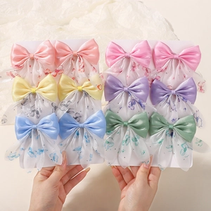 Gros plan détaillé de 12 barrettes à cheveux à nœuds en maille florale et strass