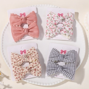 Set di fermagli per capelli per bambina con fiori rosa e pizzo su carta espositiva