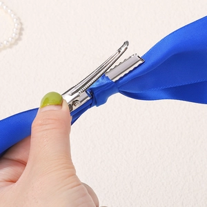 Details zur königsblauen Satinschleife Haarspange mit silbernem Krokodilclip