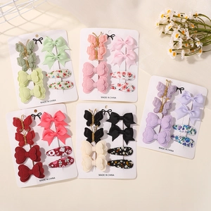 Dettaglio di 5 set di fermagli per capelli per bambini con nastri, fiocchi e fiori