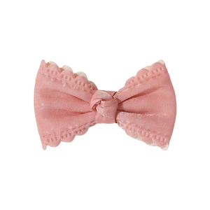 Fermaglio per capelli rosa a fiocco in pizzo per bambine con bordi ricamati su bianco