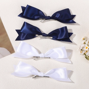Detailansicht der Satin-Haarschleifen in Marineblau und Weiß mit stabilen Entenschnabelclips