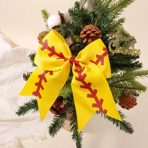 Gelbe Haarschleife mit roten Pailletten-Baseballnähten am Weihnachtsbaum geschmückt