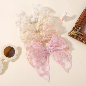 Ensemble de trois barrettes nœuds en dentelle brodée marguerite pour filles en blanc et rose
