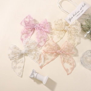 Barrettes à nœuds en dentelle avec broderie marguerite en rose poudré et crème