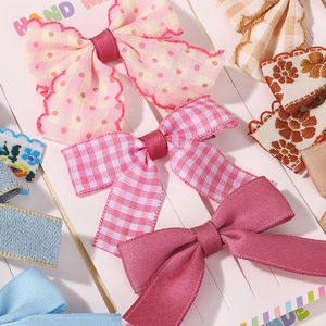 Détail de barrettes à cheveux faites main pour enfants avec motifs floraux et à pois