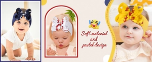 Détail de bandeaux larges pour bébé avec nœuds à motifs de baseball et d'étoiles