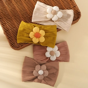 4er-Set weiche Nylon-Baby-Stirnbänder mit Blumenakzenten und gerippter Strickstruktur in Naturtönen