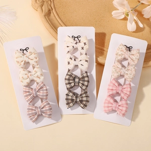 Détails d'un ensemble de barrettes à cheveux en tissu fleuri et à carreaux pour enfants