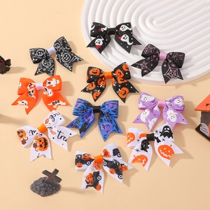 Vue à plat d'un lot de 10 nœuds pour cheveux Halloween aux motifs citrouille et fantôme