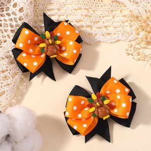 Détail de barrettes de dinde de Thanksgiving avec rubans orange à pois et décorations
