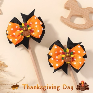 Vue détaillée des nœuds papillon dinde de Thanksgiving sur tiges en bois avec ruban à pois