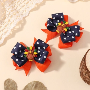 Détail de nœuds de dinde de Thanksgiving avec pois marine et rubans orange