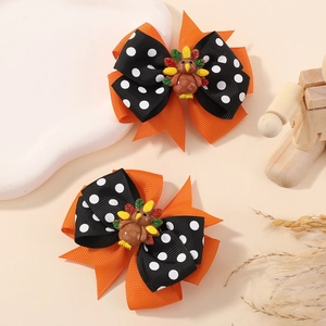 Détail de nœuds à cheveux dinde de Thanksgiving avec ruban orange sur plateau d'automne