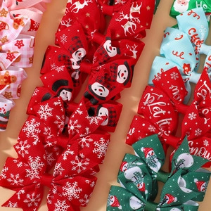 Détail de nœuds de Noël double couche avec imprimés de rennes et de flocons de neige