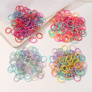 Dettaglio di elastici per capelli da bambina in vari colori pastello e diverse texture