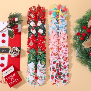 Vue détaillée des nœuds de Noël avec motifs de rennes et imprimés festifs pour les fêtes