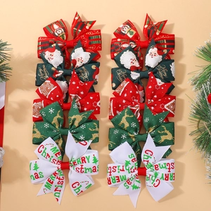 Détail de l'ensemble de nœuds de Noël avec motifs père Noël, élan et flocons de neige