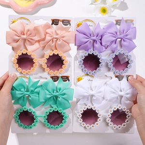 Détail de lunettes de soleil marguerites et barrettes nœuds pour enfants en couleurs pastel