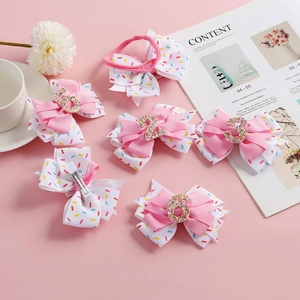 Noeuds de cheveux d'anniversaire roses avec chiffres brillants pour fêtes de filles