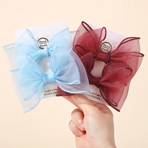 Détail de barrettes à cheveux en tulle organza fait main en bleu clair et bordeaux