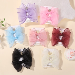 Détail de sept lots de barrettes nœuds en organza double couche aux couleurs pastel